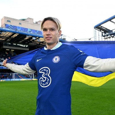 Mudryk, firmado y presentado en Stamford Bridge
