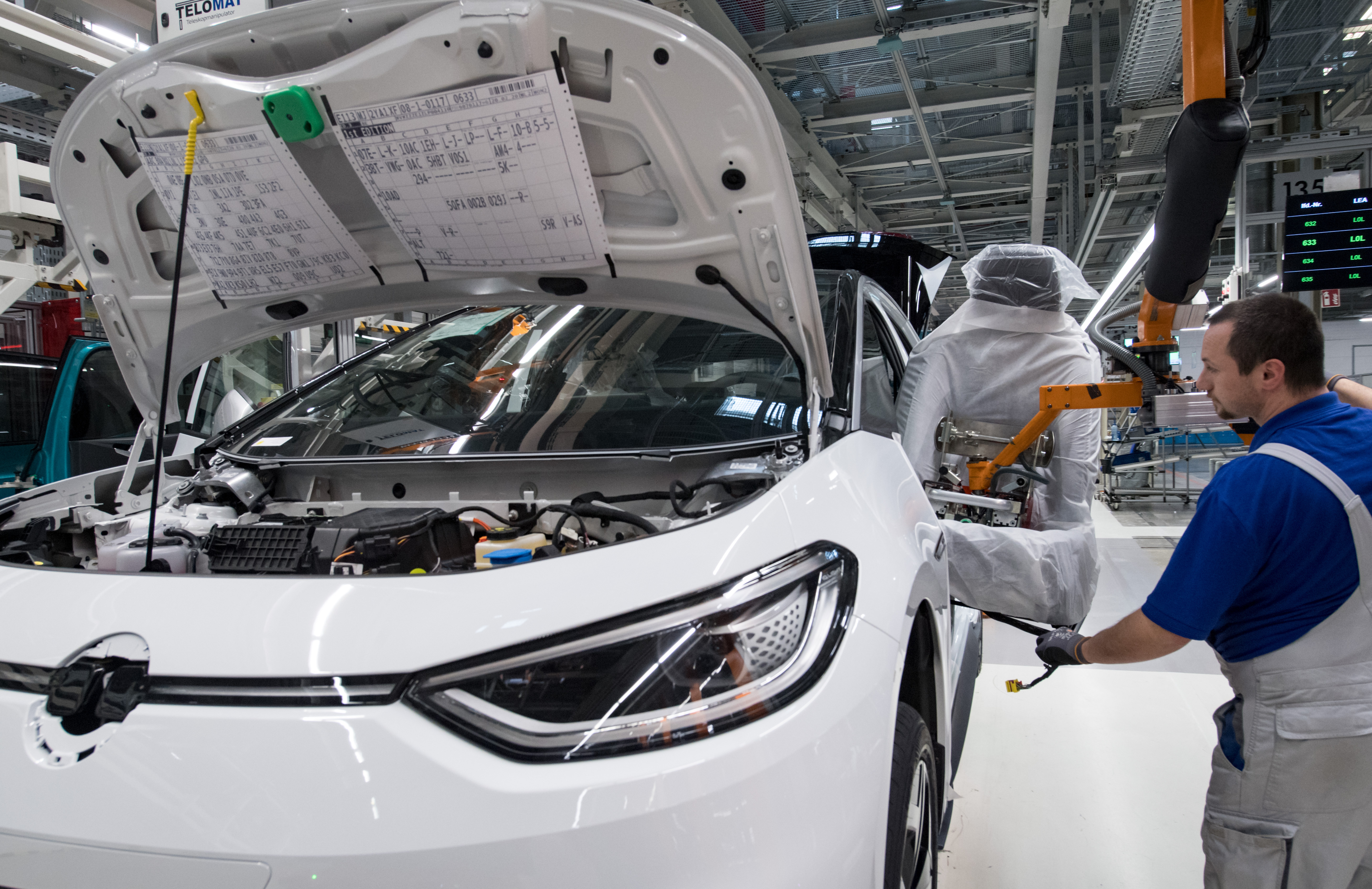 Producción de un vehículo de Volkswagen. Foto: HENDRIK SCHMIDT/DPA-ZENTRALBILD - 