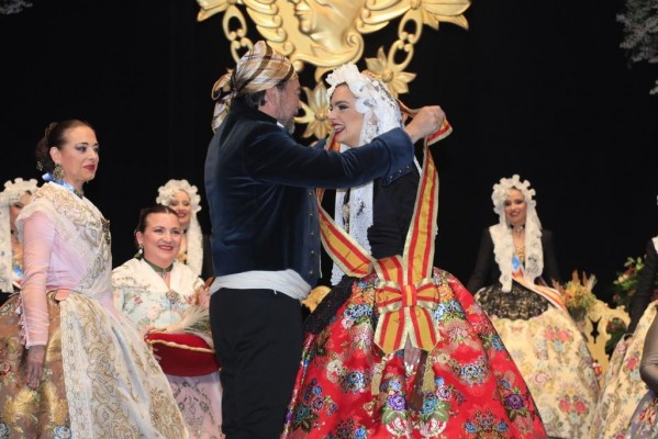 Barcala impone a Belén Mora la banda que le acredita como Bellea del Foc 2023