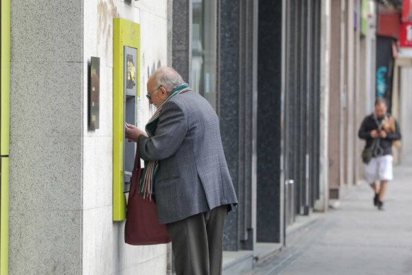 Cuatro de cada diez mayores siguen usando las cartillas de ahorro