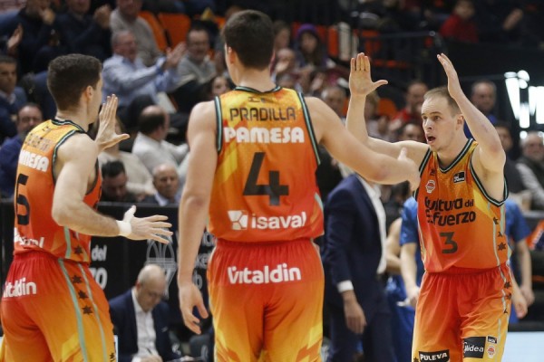 Un enrachado Valencia Basket sabe sufrir ante Manresa y se acerca a la Copa