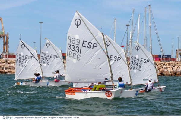 El Club Náutico de Jávea vence en la regata Optimist de Alicante
