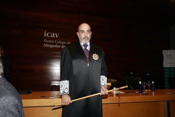 El nuevo decano del ICAV apuesta en su toma de posesión por 