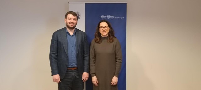 Mas sitúa las políticas de conciliación y protección a la infancia de Islandia como 