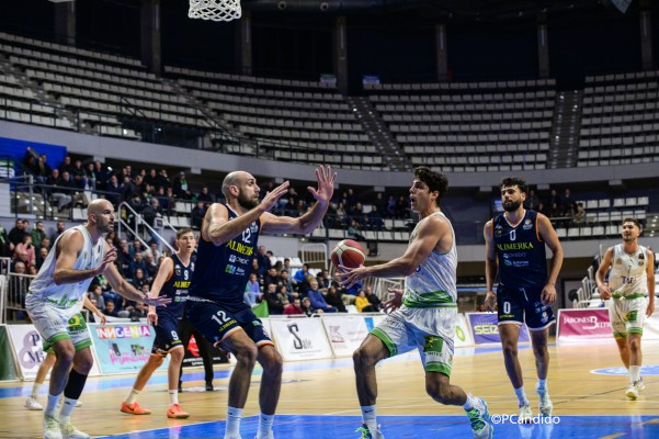 El TAU toma aire con un triunfo gris ante el Oviedo