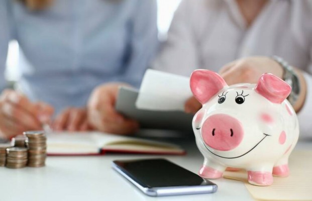 Las familias siguen ahorrando a través de depósitos, mientras reducen la vía de fondos