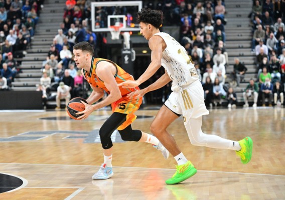 El Valencia Basket vuelve a crecerse en la adversidad y asalta Villeurbanne 