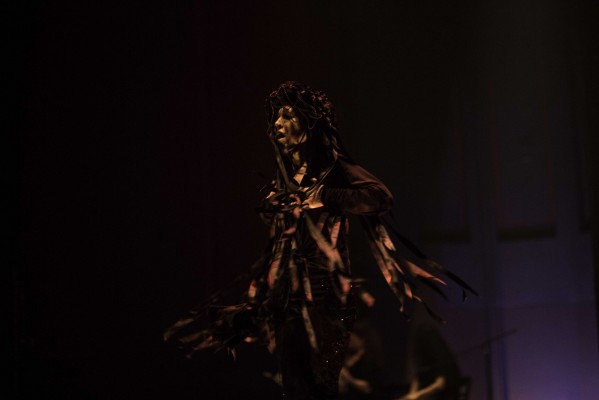 Muerte, danza y folclore: Luz Arcas trae 'Toná' a València