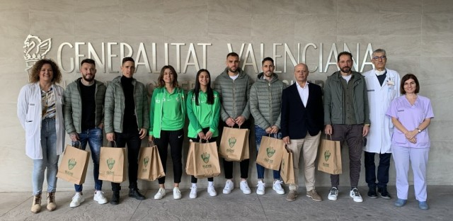 Los jugadores del Elche reparten regalos a los niños hospitalizados
