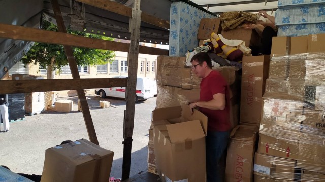 La Diputación envía a Ucrania un camión con 12 toneladas de alimentos, material sanitario y ropa