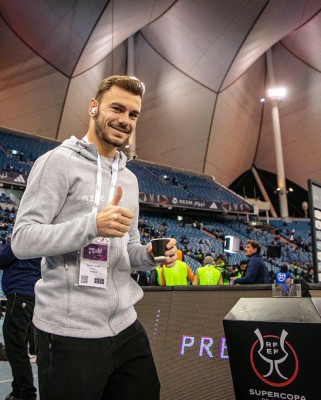 Lato pone en un brete al club 