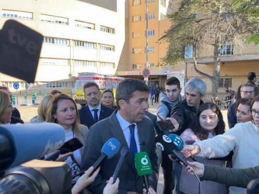 Mazón exhibe ante el General su apuesta por la Sanidad como prioridad electoral