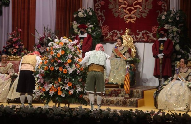 La ofrenda de las exaltaciones de las falleras mayores reduce las canastillas del desfile en nuevo formato