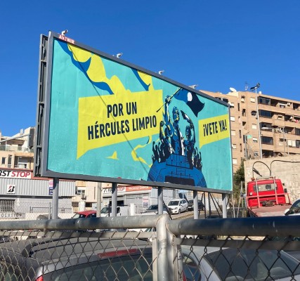 Vallas publicitarias reclamando la marcha de Ortiz