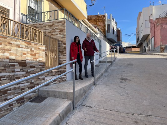 La Vall d'Uixó instala barandillas en la bajada al barranco de l'Horteta y destina 50.000 euros en su renaturalización