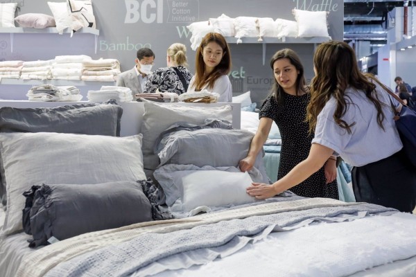 Incertidumbre y optimismo en el reencuentro del textil español con los compradores en Frankfurt