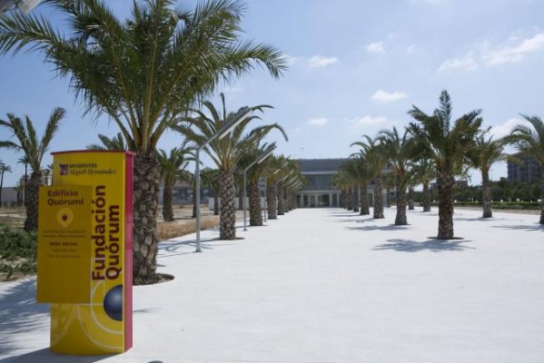 La UMH sale al exterior para trasladar a los municipios su conocimiento emprendedor