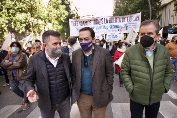 Miles de agricultores del Levante hacen piña y se plantarán hoy ante Ribera para defender el Trasvase