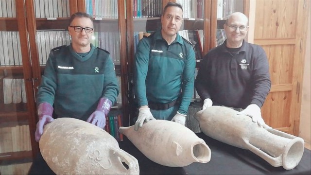 Halla tres ánforas romanas del siglo I cuando limpiaba un piso de Santa Pola para venderlo