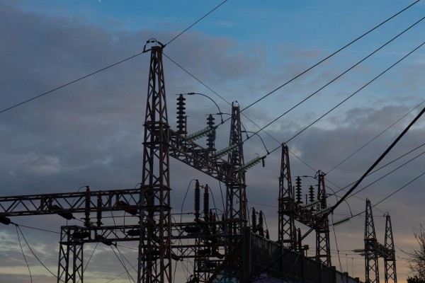 El Gobierno propone a Europa contratar energía a plazo para reducir la volatilidad del precio de la luz