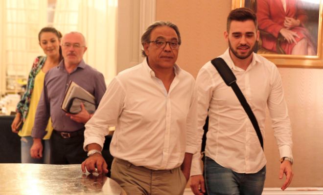 Manolo Mata (PSPV) junto a Fran Ferri (Compromís). Al fondo Antonio Montiel (Podemos) y Mireia Mollà (Compromis). EFE - 