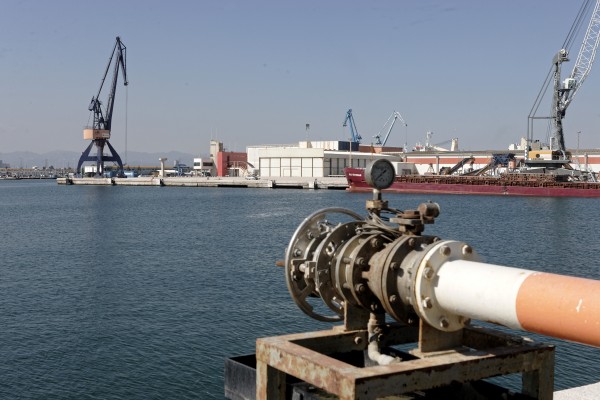 La refinería 'salva' el año en PortCastelló, que mira al futuro preocupado por el azulejo
