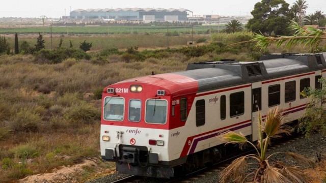 Más presión desde Elche por la pérdida de servicio del Cercanías y otra posible 'patata caliente' para el PSOE