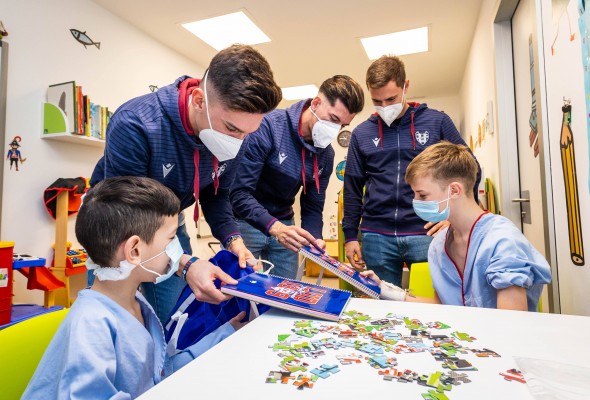 El Levante visita a los niños ingresados en el Hospital Doctor Peset, Clínico Universitario y Manises