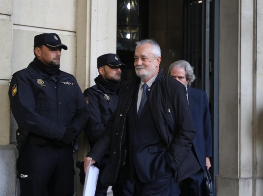 El informe forense de Griñán señala que no debería entrar en prisión hasta remitir su cáncer
