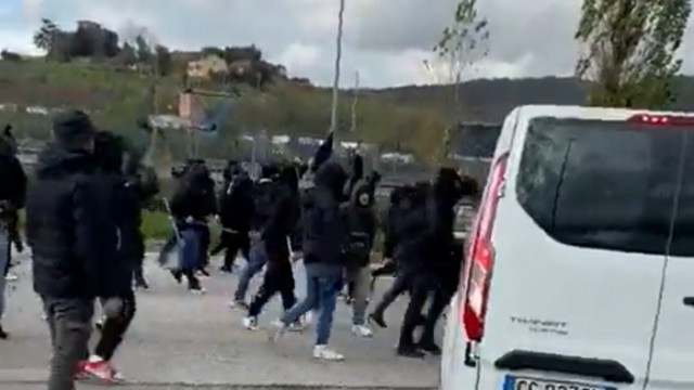 Una pelea entre hinchas de Roma y Nápoles provoca el caos en una autopista
