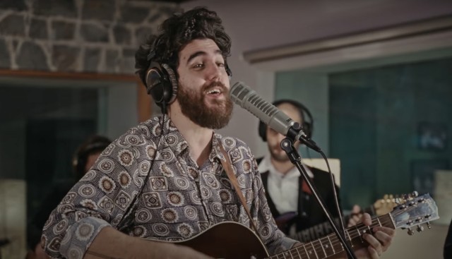 El valenciano Ricardo Moya le canta a la fortuna con 'Aparcamiento'