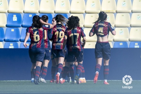 El Levante Femenino deja al Villarreal en descenso con una goleada