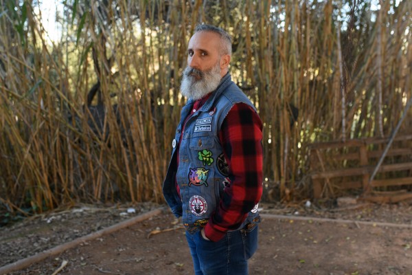 Felipe, el guardia civil barbudo que huele a aguacate