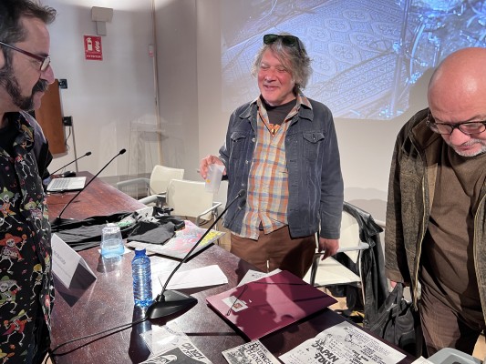 Conciertos clandestinos y carteles peligrosos: Mike Mariconda trae los 80 en Nueva York a València