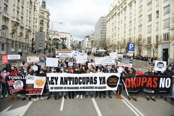 El plan del PSOE para agilizar el desalojo de 'okupas' abre otra brecha con Unidas Podemos
