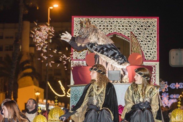 Los Reyes reparten ilusión, regalos y 6.500 kilos de caramelos en Elche en la esperada Cabalgata