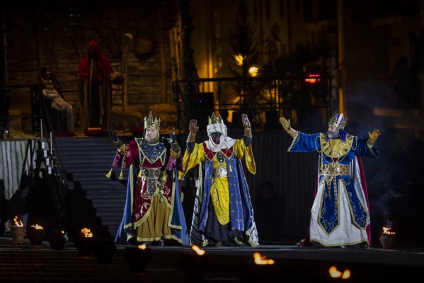 Los Reyes Magos recorren las calles de Alcoy en la cabalgata más antigua en su noche mágica 