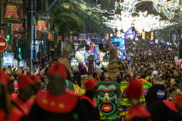Más de 50.000 personas disfrutan en Alicante de la Cabalgata de los Reyes Magos en normalidad