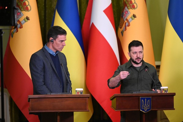 Sánchez habla con Zelenski y se compromete a adiestrar militares ucranianos y a enviar material