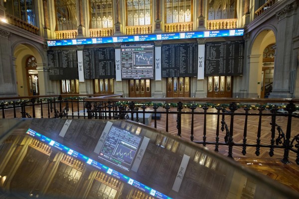 El Ibex recupera terreno hacia la media sesión y se acerca a los 8.600 puntos