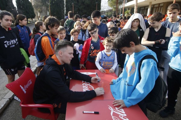 Martin Hermannsson visita el Campus de Navidad en Cheste
