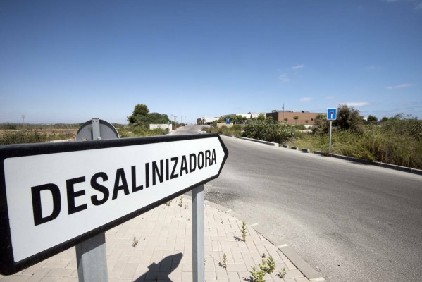 El Gobierno central prepara un decreto transitorio para subvencionar el agua desalada