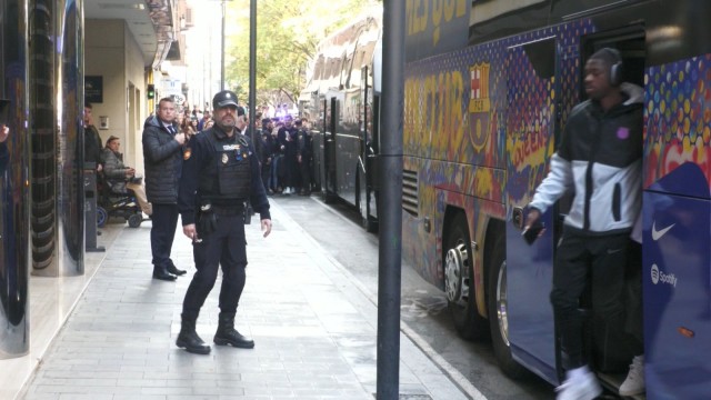 Medio millar de aficionados recibe al Barça en Alicante