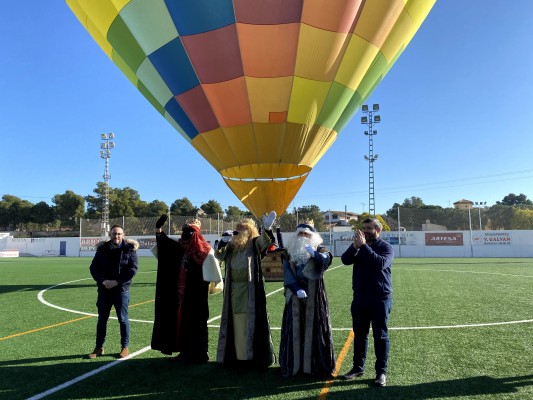 Los Reyes Magos llegan en globo cargados de regalos para los niños y niñas de Crevillent