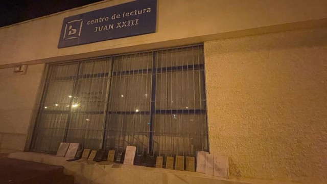 ¿Quién dejó estos libros aquí? Alicante amanece con la visita de 'los Reyes Magos de la literatura'