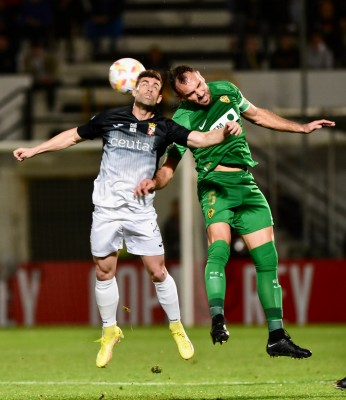 El Ceuta ahonda en la herida del Elche 