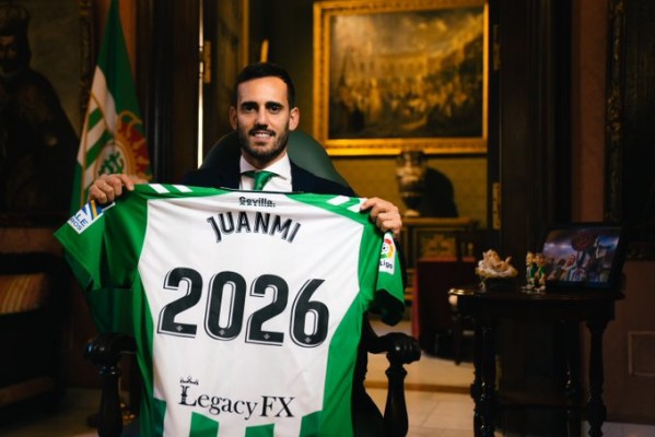 Juanmi amplía por dos años su contrato con el Betis, hasta 2026
