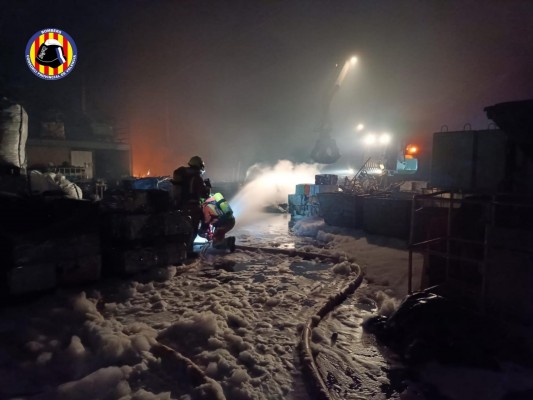Sofocan un incendio en una empresa de reciclaje de chatarra en Manises
