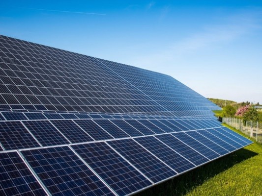 Política Territorial notifica a Economía proyectos por más de 1.000 MW de potencia fotovoltaica 