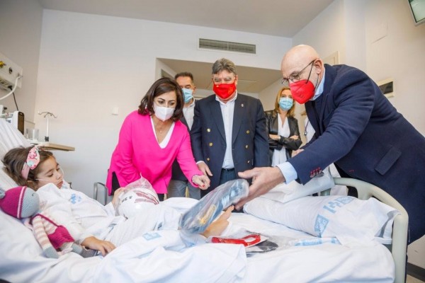 Luis de la Fuente visita a los más pequeños en el Hospital San Pedro de Logroño